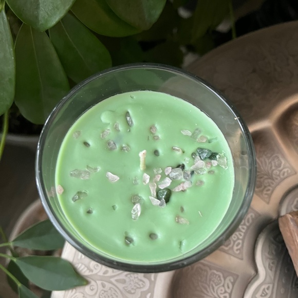 SOY WAX Cedarwood Emerald and Rose Quartz Chakra Gem Candle - Picture 4 of 4